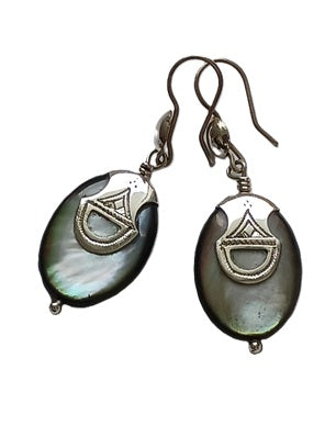 Boucles d'oreilles touareg en argent ciselé et nacre