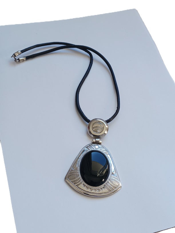 Tuareg necklace in silver and agate stone