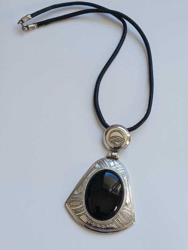 Tuareg necklace in silver and agate stone
