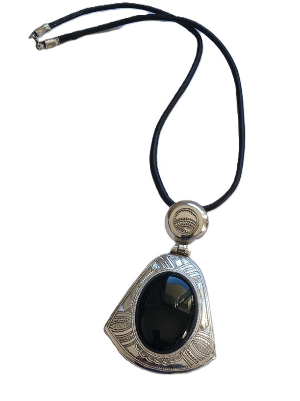 Tuareg necklace in silver and agate stone
