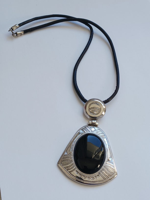 Tuareg necklace in silver and agate stone