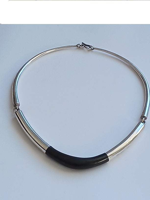 Collier touareg en argent ciselé et bois d'ébène