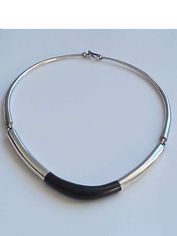 Collier touareg en argent ciselé et bois d'ébène