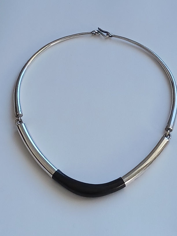 Collier touareg en argent ciselé et bois d'ébène
