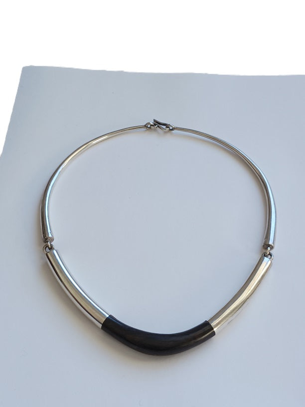 Collier touareg en argent ciselé et bois d'ébène