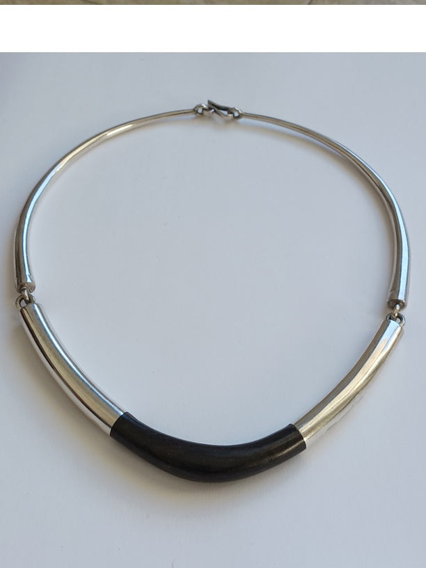 Collier touareg en argent ciselé et bois d'ébène