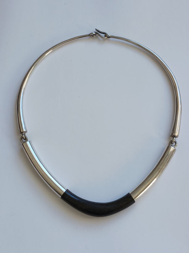 Collier touareg en argent ciselé et bois d'ébène
