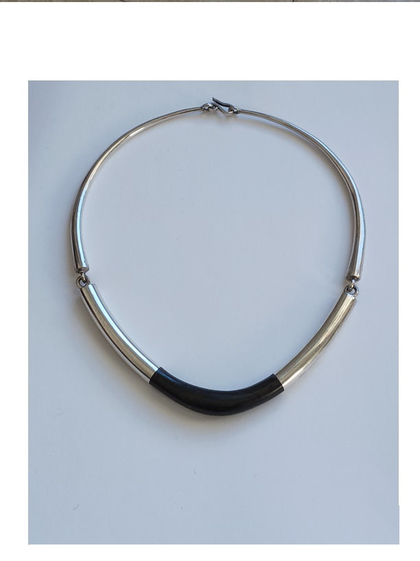 Collier touareg en argent ciselé et bois d'ébène