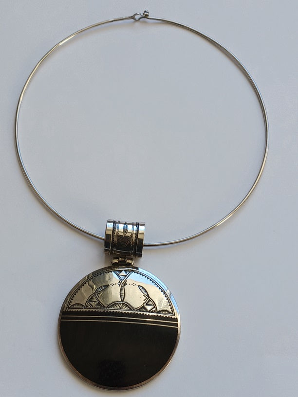 Collier touareg en argent ciselé et bois d'ébène