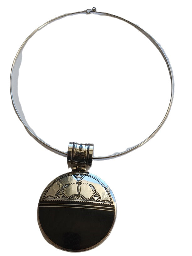 Collier touareg en argent ciselé et bois d'ébène