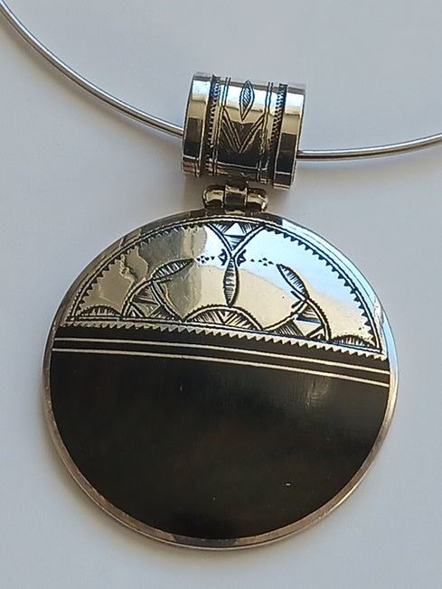 Collier touareg en argent ciselé et bois d'ébène