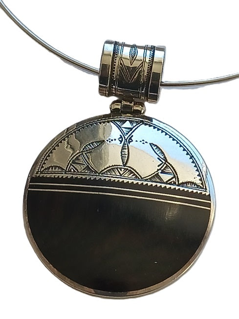 Collier touareg en argent ciselé et bois d'ébène