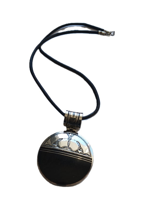 Collier touareg en argent ciselé et bois d'ébène