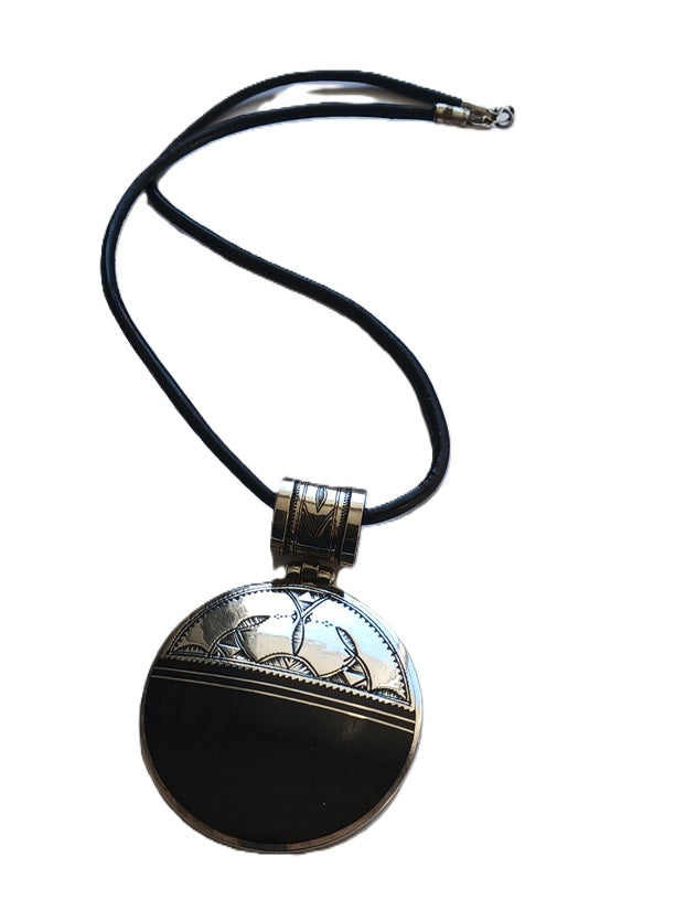 Collier touareg en argent ciselé et bois d'ébène