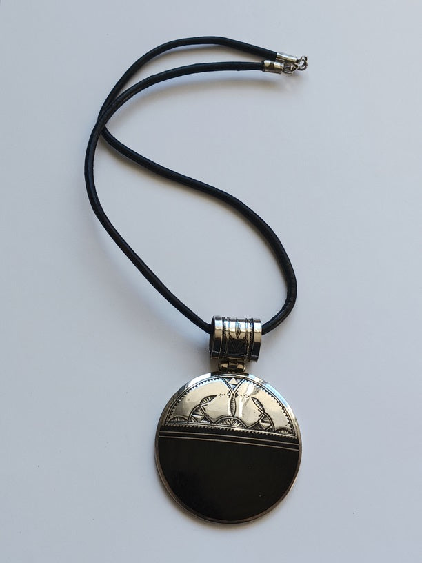 Collier touareg en argent ciselé et bois d'ébène