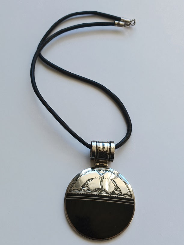 Collier touareg en argent ciselé et bois d'ébène
