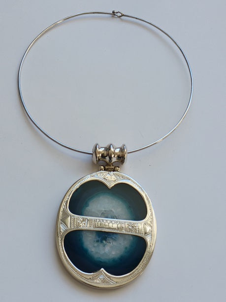 Collier Touareg en argent ciselé et pierre agate