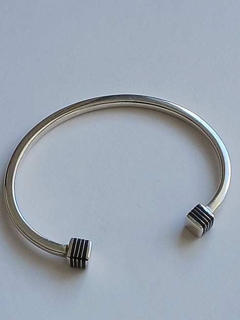 Bracelet touareg en argent ciselé et bois d'ébène