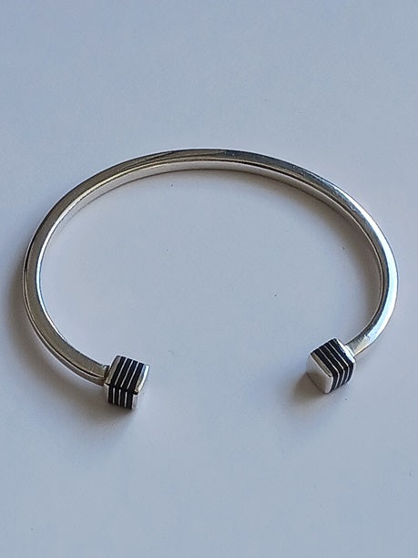 Bracelet touareg en argent ciselé et bois d'ébène