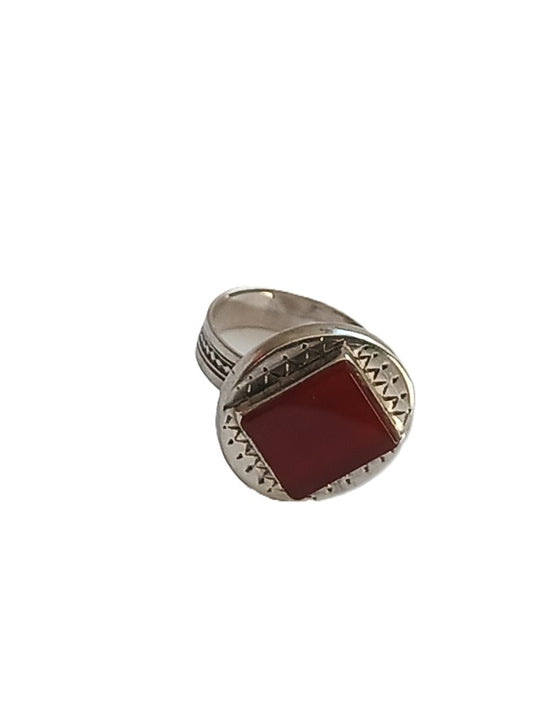 Bague touarègue en argent ciselé ornée d'une pierre agate