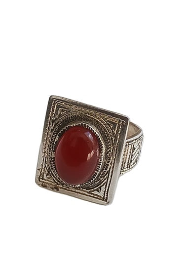 Bague touarègue en argent ciselé ornée d'une jolie pierre agate