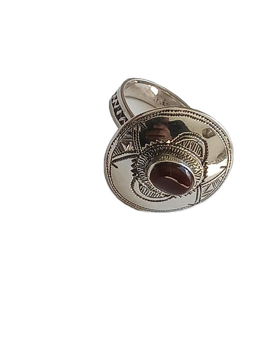Bague touarègue en argent ciselé ornée d'une jolie pierre agate