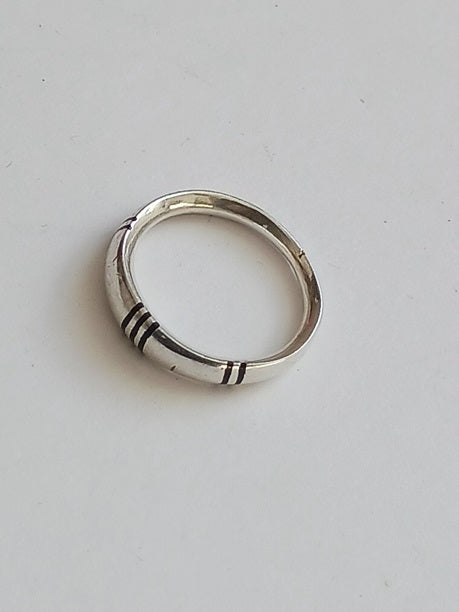 Bague touarègue en argent ciselé avec des motifs en bois débène