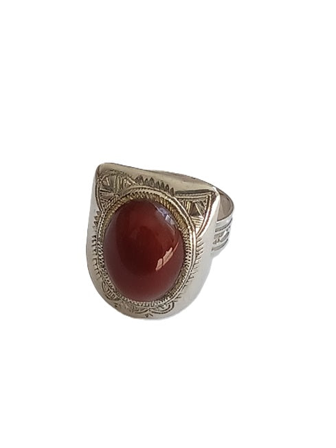 Bague touarègue en argent ciselé ornée d'une jolie pierre agate