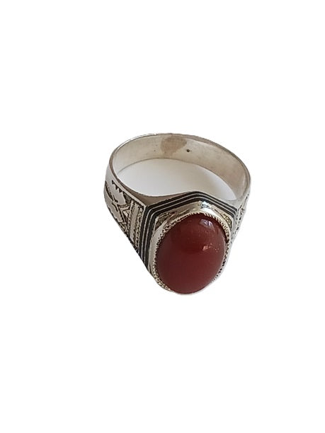 Bague touarègue en argent ciselé ornée d'une jolie pierre agate
