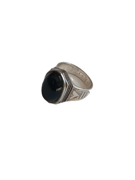 Bague touarègue en argent ciselé ornée d'une pierre agate noire