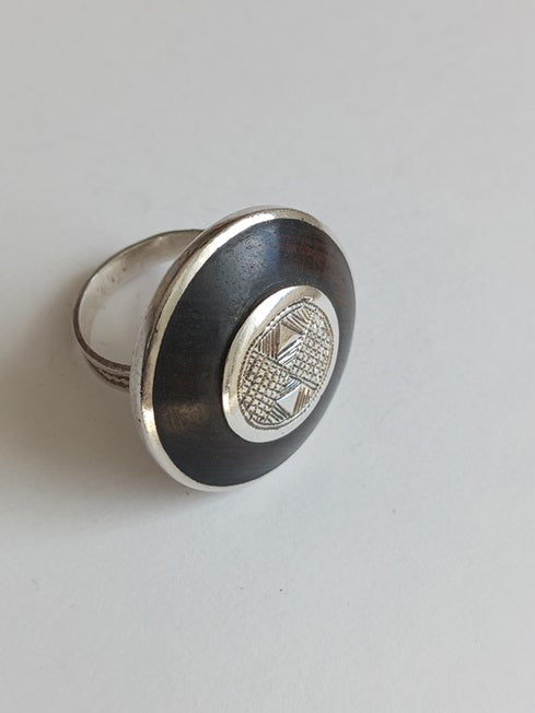 Bague touarègue en argent ciselé et bois d'ébène