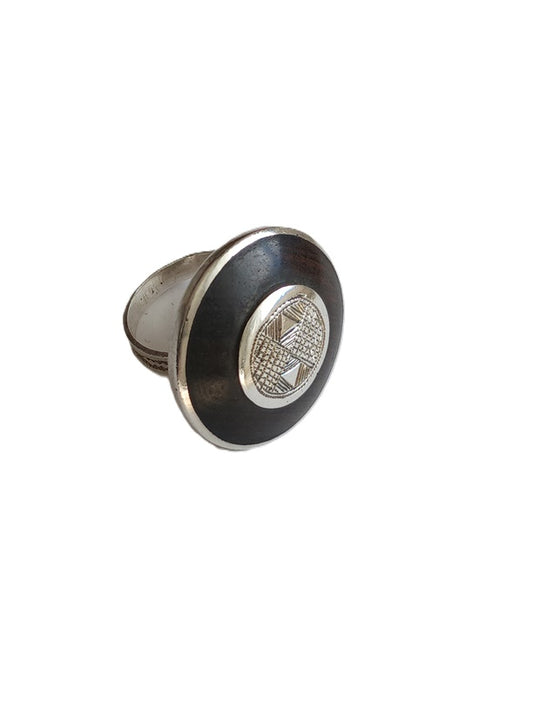 Bague touarègue en argent ciselé et bois d'ébène