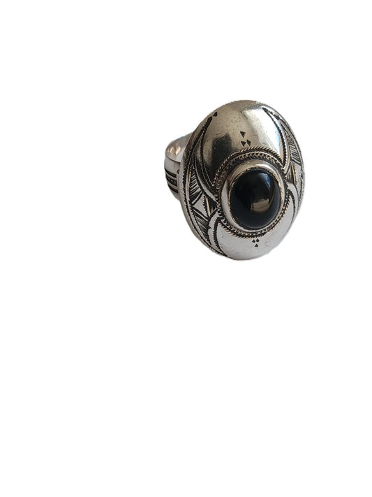 Bague touarègue en argent ciselé ornée d'une pierre agate noire