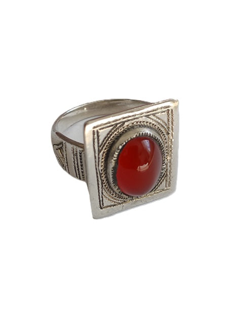 Bague touarègue en argent ciselé ornée d'une pierre agate
