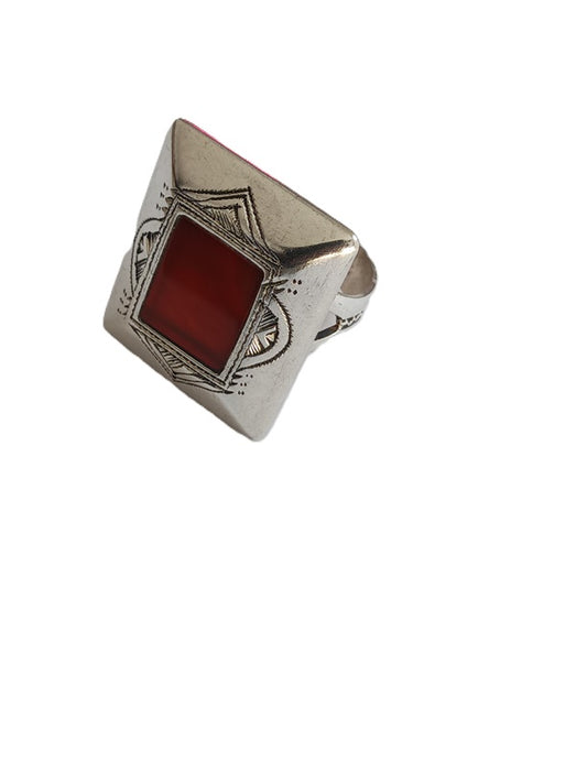 Bague touarègue en argent ciselé ornée d'une pierre agate