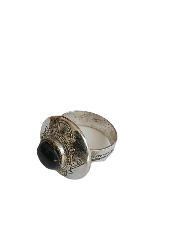Bague touarègue en argent ciselé ornée d'une pierre agate
