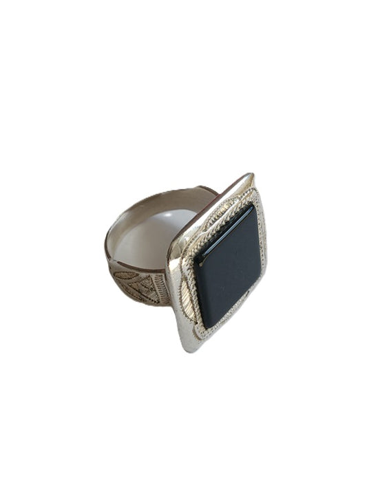 Bague touarègue en argent ciselé ornée d'une pierre agate noire