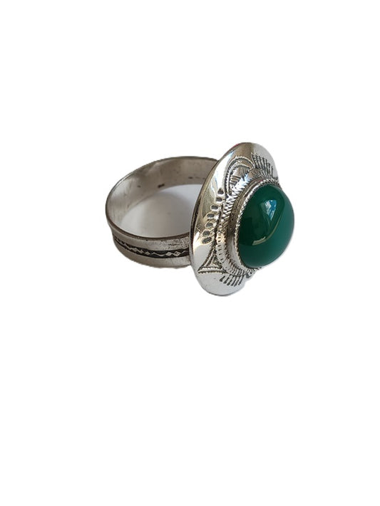 Bague touarègue en argent ciselé ornée d'une jolie pierre agate verte
