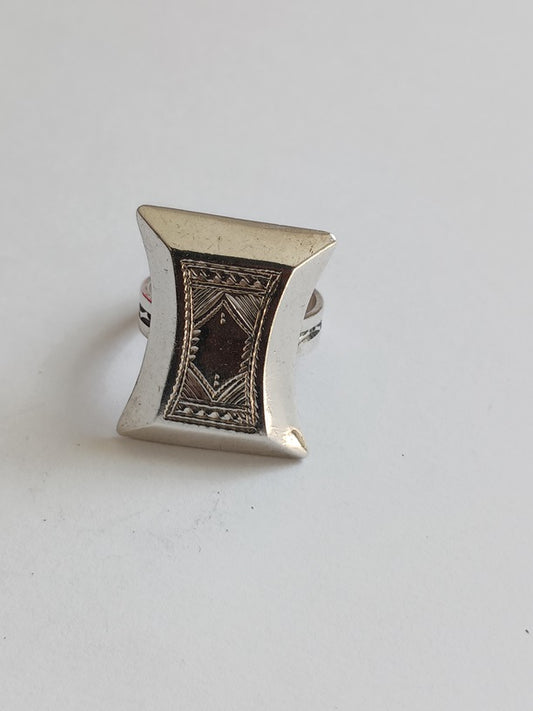 Bague touarègue en argent ciselé