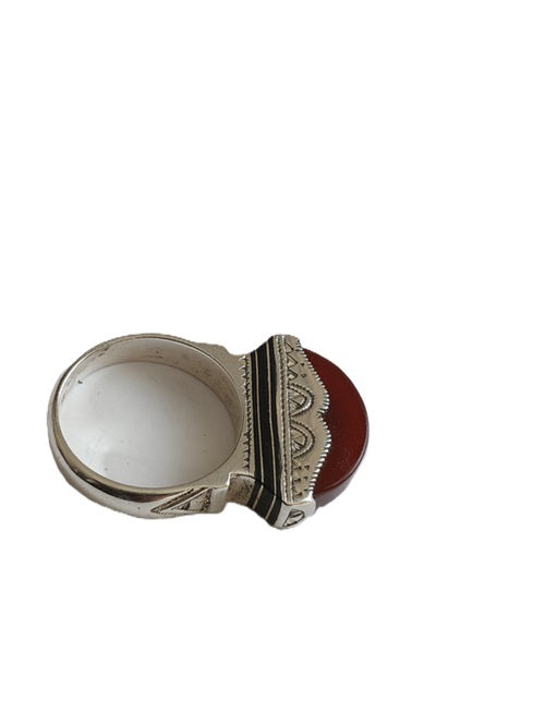 Bague touarègue en argent ciselé ornée d'une pierre agate