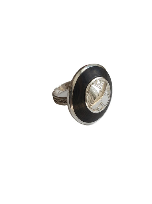 Bague touarègue en argent ciselé ornée et bois d'ébène