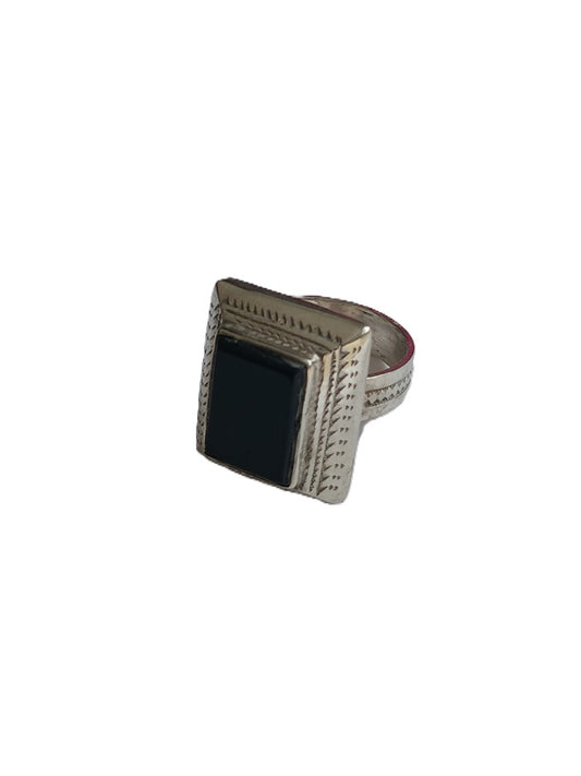 Bague touarègue en argent ciselé ornée d'une pierre agate noire