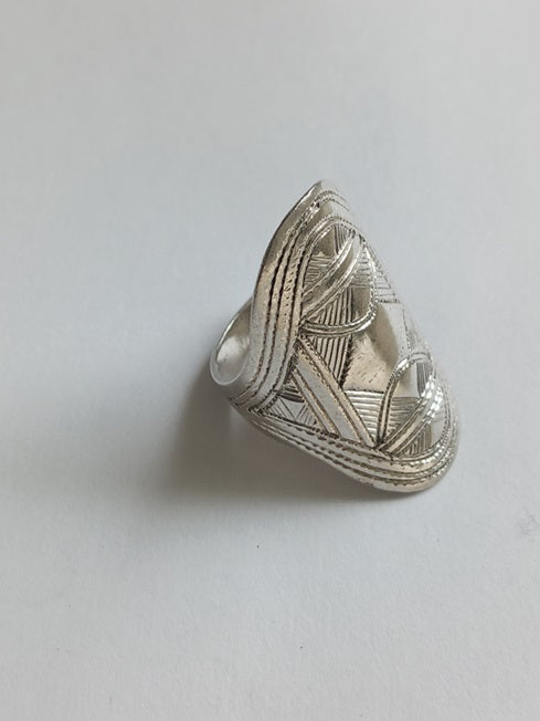 Bague touarègue en argent ciselé