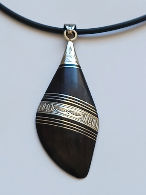 Collier touareg en métal finement ciselé