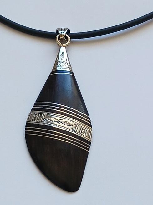 Collier touareg en métal finement ciselé