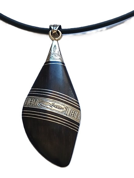 Collier touareg en métal finement ciselé