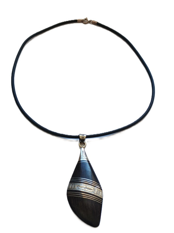 Collier touareg en métal finement ciselé