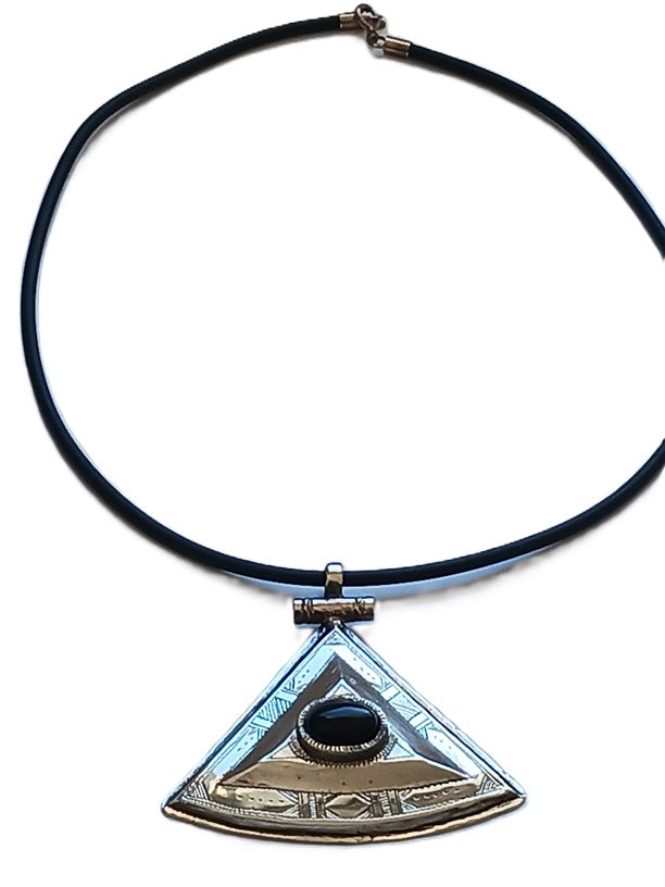 Collier touareg en métal finement ciselé