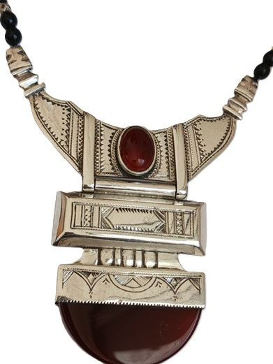 Tuareg necklace in silver and agate stone