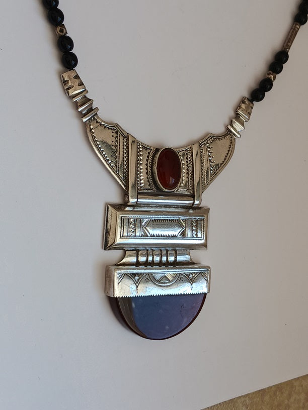Tuareg necklace in silver and agate stone